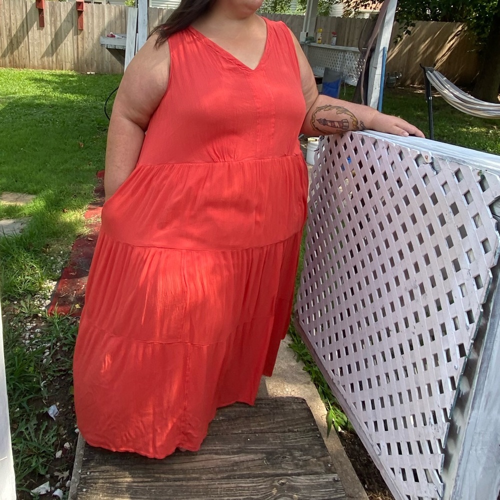 Woman within sleeveless dress with pockets